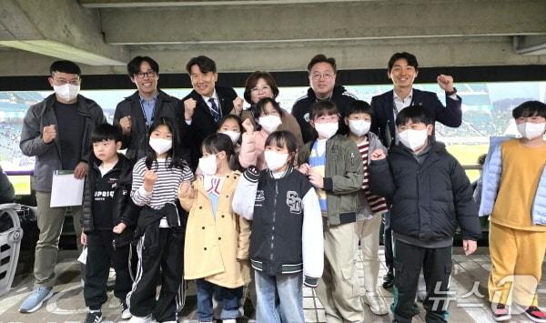 본문 이미지 - 지난 21일 전주월드컵경기장에서 열린 전북현대모터스 FC 홈경기를 관람한 무주구천초등학교 학생들.(전북교육청 제공, 재판매 및 DB 금지)/뉴스1