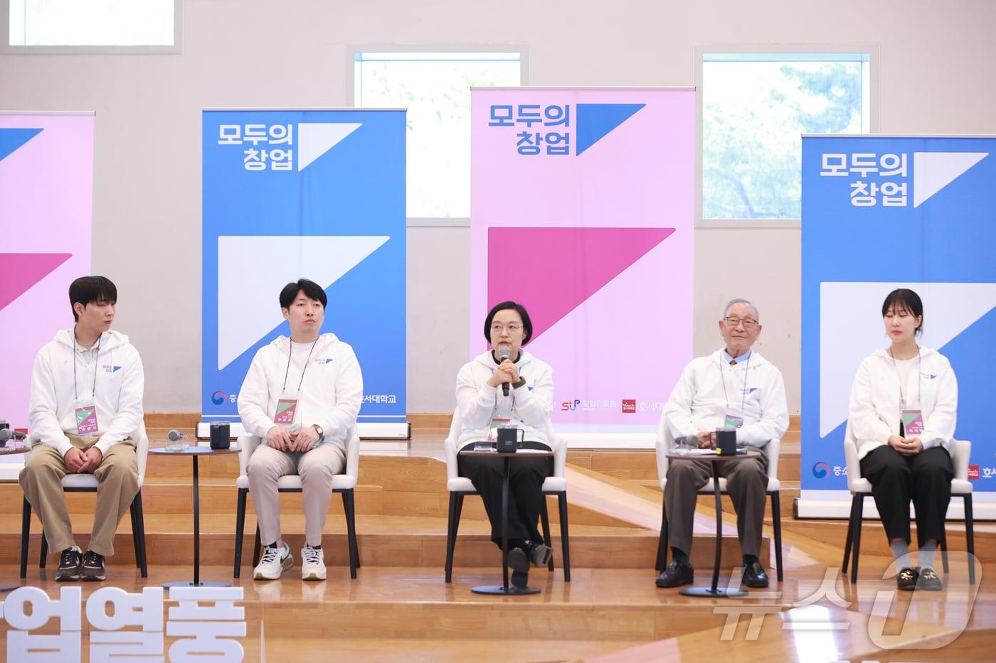 본문 이미지 - 한성숙 중소벤처기업부 장관이 22일 오후 충청남도 아산 호서대학교에서 열린 '모두의 창업 대학생 현장 간담회'에서 인사말을 하고 있다. (중소벤처기업부 제공. 재판매 및 DB 금지) 2026.4.22 ⓒ 뉴스1