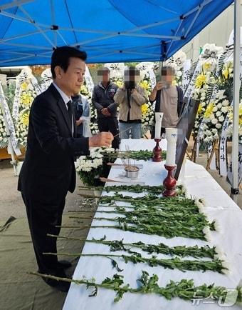 본문 이미지 - 조규일 진주시장이 22일 민주노총 화물연대 사망 조합원의 임시 분향소에서 고인을 조문하고 있다. 2026.4.22/한송학기자