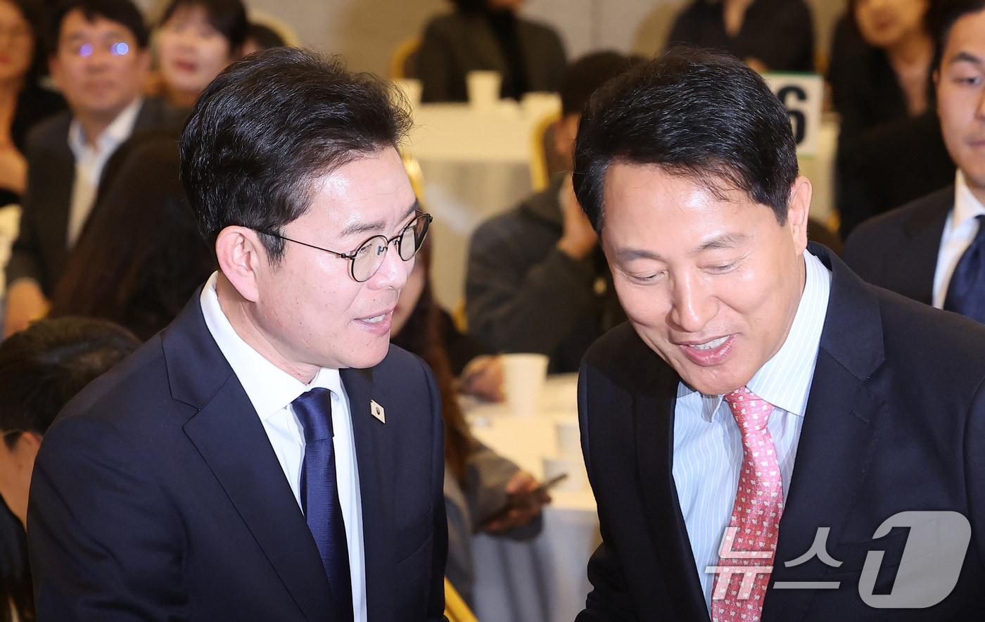 본문 이미지 - 오세훈 서울시장(오른쪽)과 정원오 더불어민주당 서울시장 후보가 지난 22일 서울 용산구 백범김구기념관 컨벤션홀에서 열린 서울시사회복지사협회 창립 40주년 기념식에서 인사하고 있다. 2026.4.22 ⓒ 뉴스1 김성진 기자