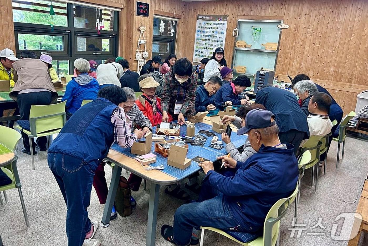 본문 이미지 - 증평군 장애인 좌구산 봄나들이(증평군 제공. 재판매 및 DB금지)