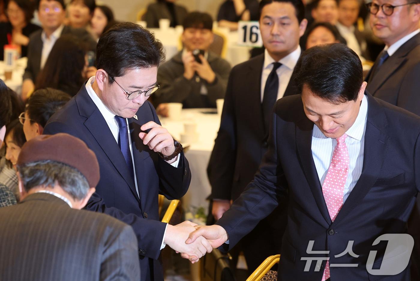 본문 이미지 - 오세훈 서울시장(오른쪽)과 정원오 더불어민주당 서울시장 후보가 지난 22일 서울 용산구 백범김구기념관 컨벤션홀에서 열린 서울시 사회복지사협회 창립 40주년 기념식에서 인사하고 있다. 2026.4.22 ⓒ 뉴스1 김성진 기자