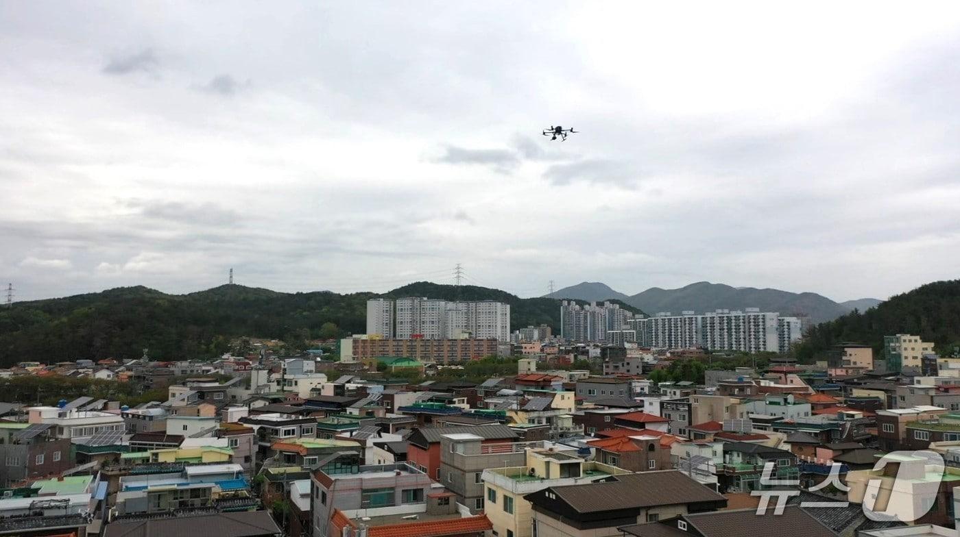 본문 이미지 - 울산 중구가 열화상 감지기가 탑재된 드론이 건물 상태를 확인하고 있다.(울산 중구 제공. 재판매 및 DB금지)/뉴스1