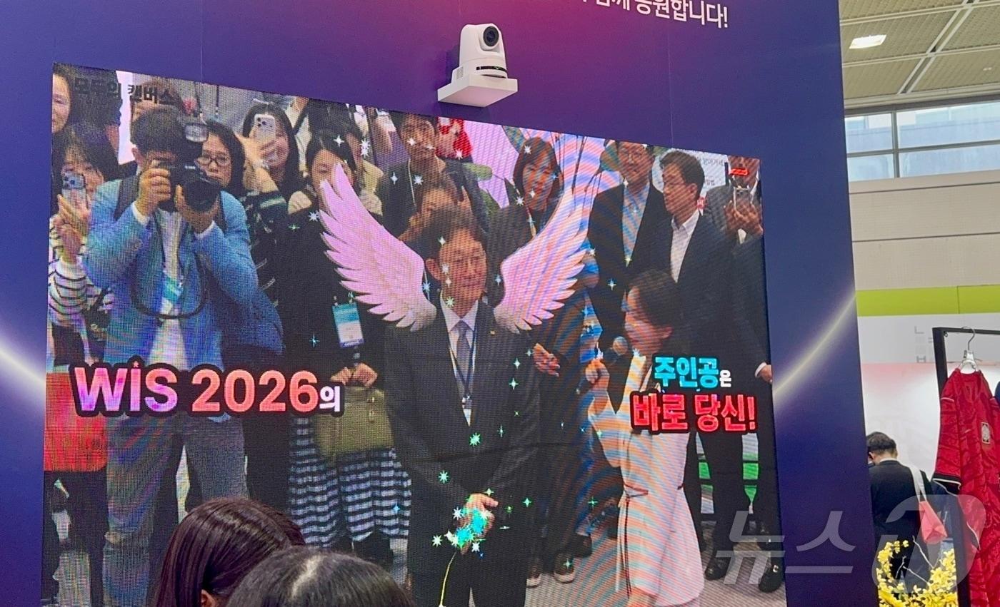 본문 이미지 - 박윤영 KT 대표가 22일 서울 코엑스에서 열린 월드IT쇼에서 부스를 둘러보고 있다. ⓒ 뉴스1 이민주 기자