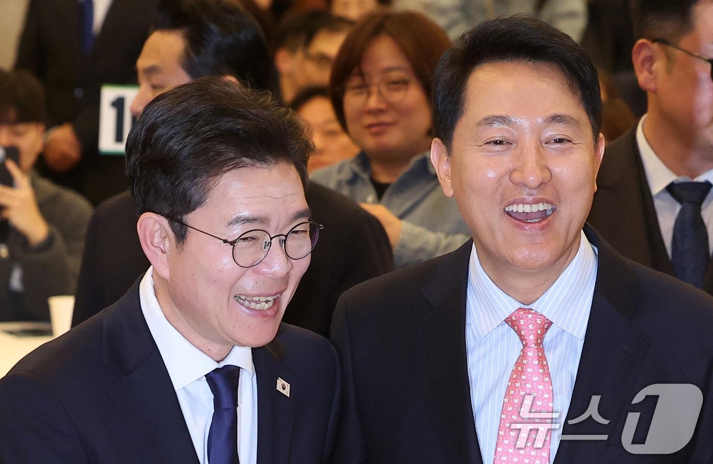 본문 이미지 - 오세훈 서울시장(오른쪽)과 정원오 더불어민주당 서울시장 후보가 22일 서울 용산구 백범김구기념관 컨벤션홀에서 열린 서울시사회복지사협회 창립 40주년 기념식에서 인사하고 있다. 2026.4.22 ⓒ 뉴스1 김성진 기자