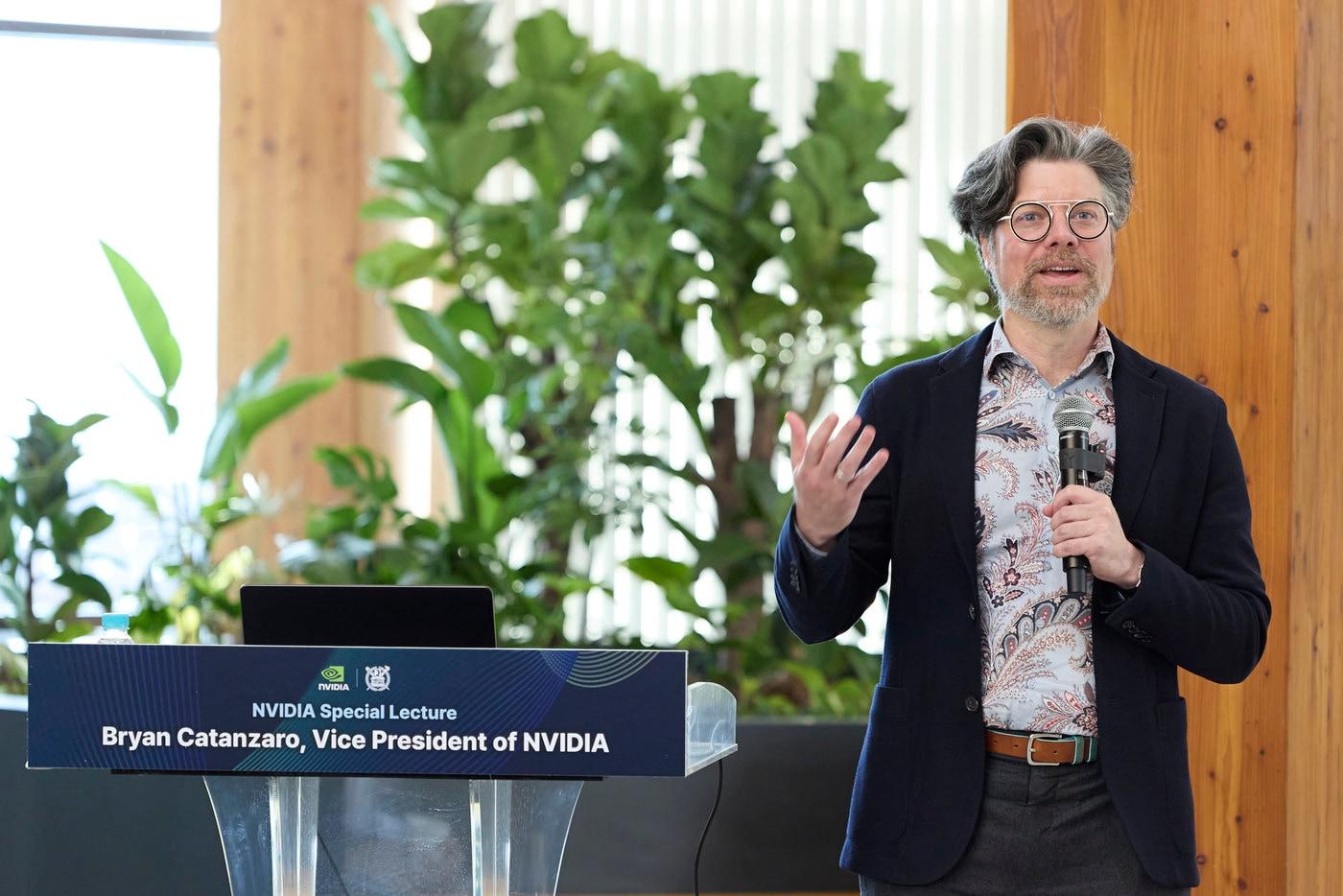 본문 이미지 - 브라이언 카탄자로 엔비디아 연구 부문 부사장이 22일 서울대 AI 연구원에서 강연을 진행하는 모습.(서울대 제공)