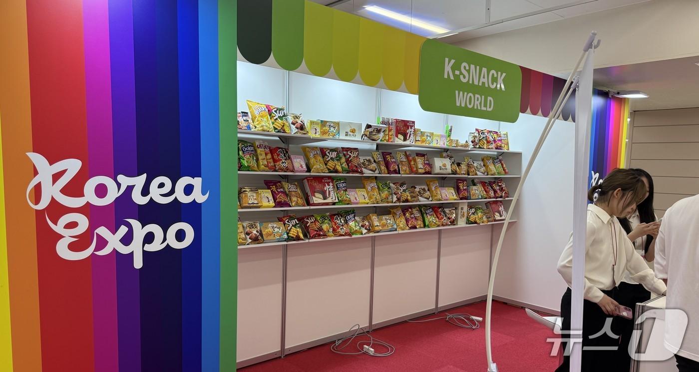 본문 이미지 - 4월 16일 도쿄 이케부루코에서 열린 코리아 엑스포에 케이(K) 스낵 월드' 부스가 마련돼 있다. 뉴스1 ⓒ News1 황두현 기자
