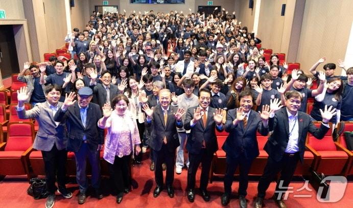 본문 이미지 - '남원글로컬캠퍼스 신입생 웰컴 세러머니'가 22일 전북대 삼성문화회관 건지아트홀에서 개최됐다.(전북대 제공, 재판매 및 DB 금지)/뉴스1