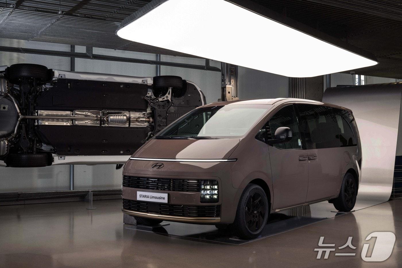 본문 이미지 - 21일 서울 강남구 현대모터스튜디오 서울에서 국내 최초로 공개된 현대자동차 다목적차량(MPV) '스타리아'의 최상위 고급 모델 '더 뉴 스타리아 리무진'의 전·측면 모습(현대차 제공). 2026.4.21.