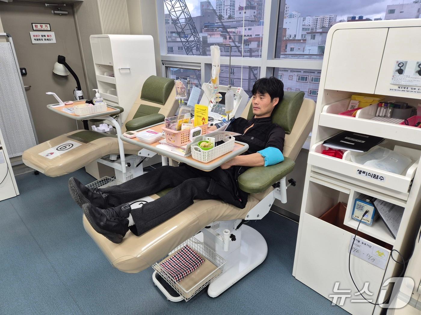 본문 이미지 - 12일 울산 남구 헌혈의집 공업탑센터에서 마동철 씨가 헌혈을 하고 있다.2025.12.12ⓒ 뉴스1 박정현 기자