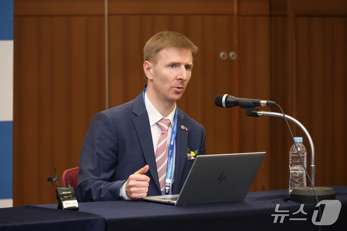 본문 이미지 - 토마쉬 에흘레르 체코 산업부 원전실장이 22일 부산 벡스코에서 한국 언론과 만나 질문에 답변하고 있다. (한국수력원자력 제공. 재판매 및 DB금지) 2026.4.22/뉴스1