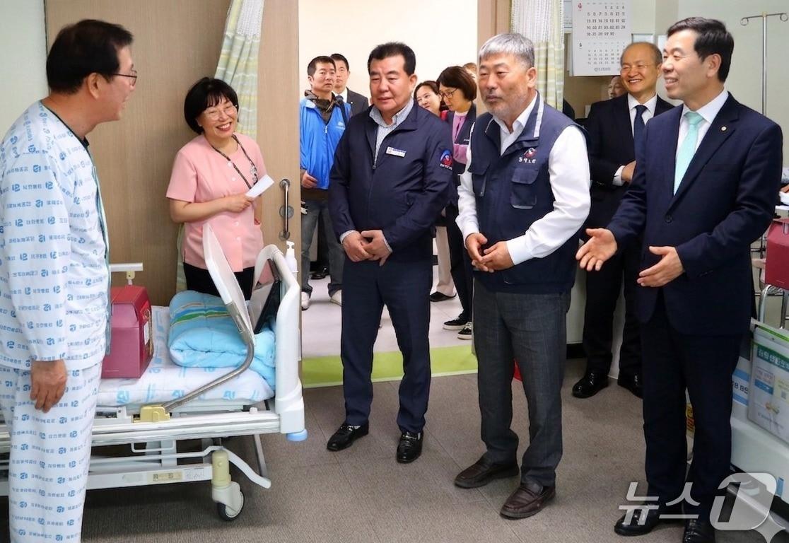 본문 이미지 - 박종길 근로복지공단 이사장(오른쪽 첫 번째)과 김동명 한국노총 위원장(오른쪽 두 번째)이 22일 근로복지공단 대전병원을 방문해 치료 중인 산재노동자를 위문하고 있다. (근로복지공단 제공. 재판매 및 DB 금지) /뉴스1