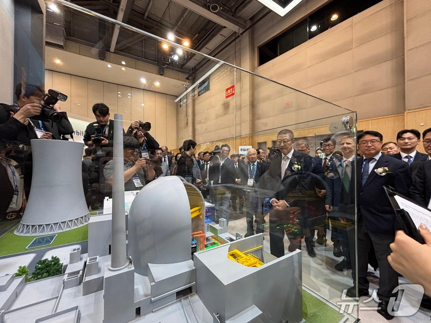 본문 이미지 - 22일 개막한 '2026 부산국제원자력산업전'에서 주요 내빈들이 한국수력원자력 부스를 둘러보고 있다. 2026.4.22 ⓒ 뉴스1 홍윤 기자