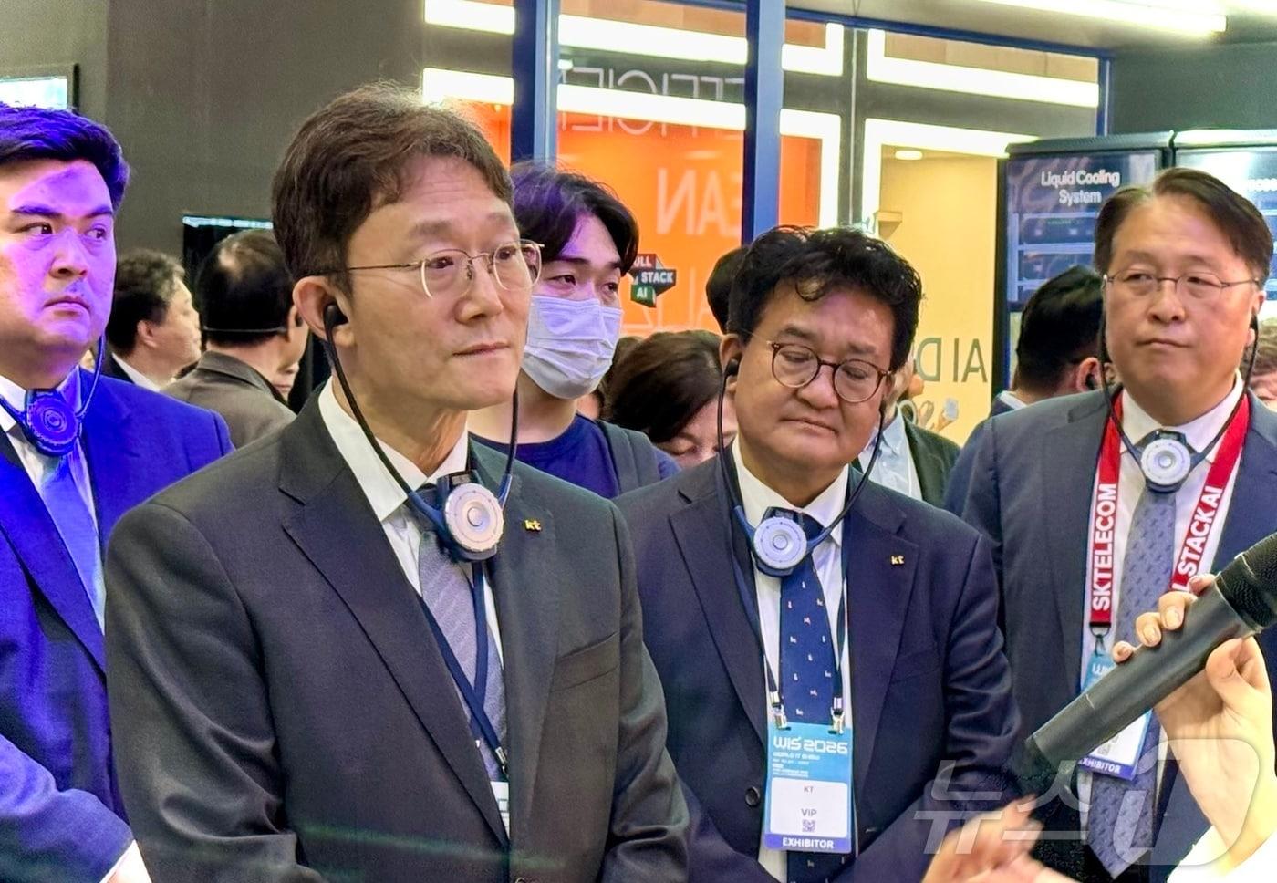 본문 이미지 - 박윤영 대표가 22일 코엑스에서 열린 WIS에서 부스를 둘러보고 있다. ⓒ 뉴스1 이민주 기자