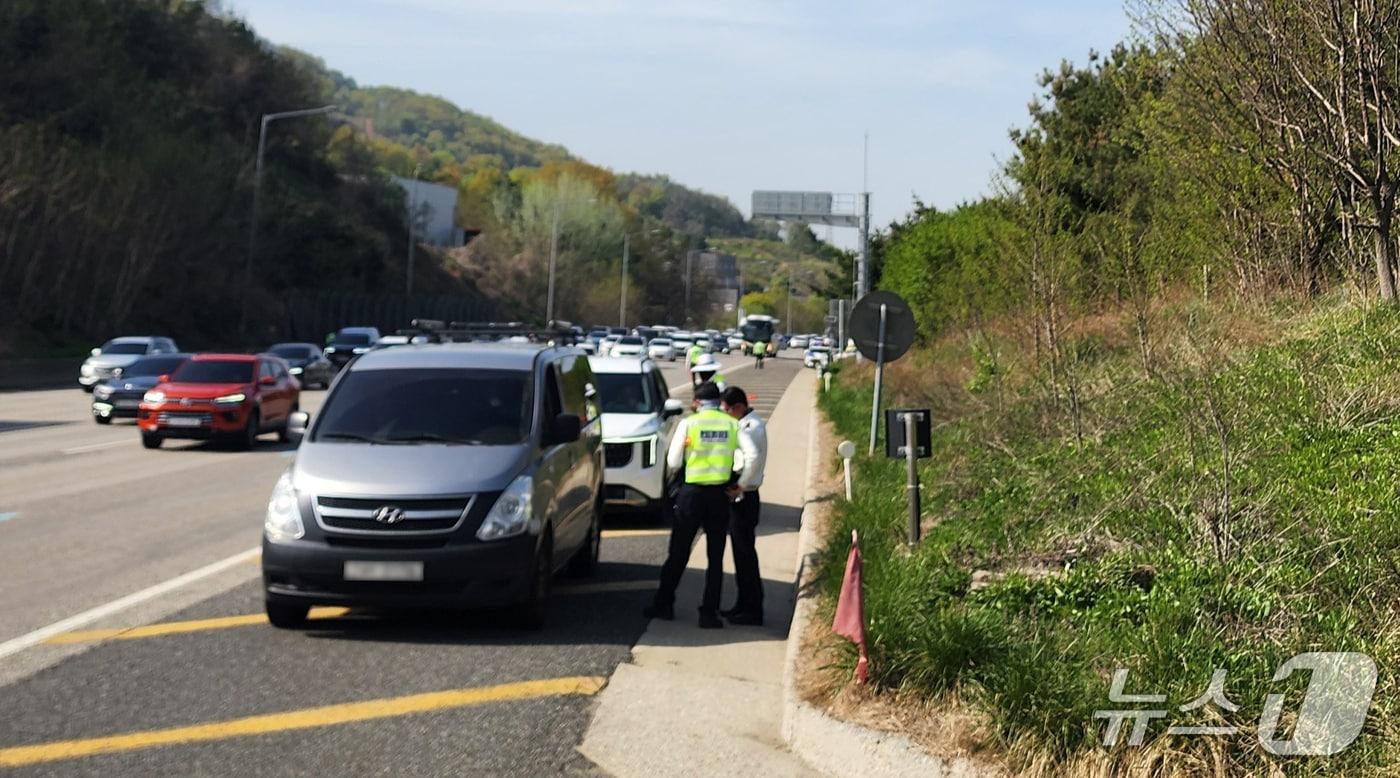 본문 이미지 - 고속도로 버스전용차로 위반 차량 단속 모습.(충북경찰청 제공. 재판매 및 DB금지)