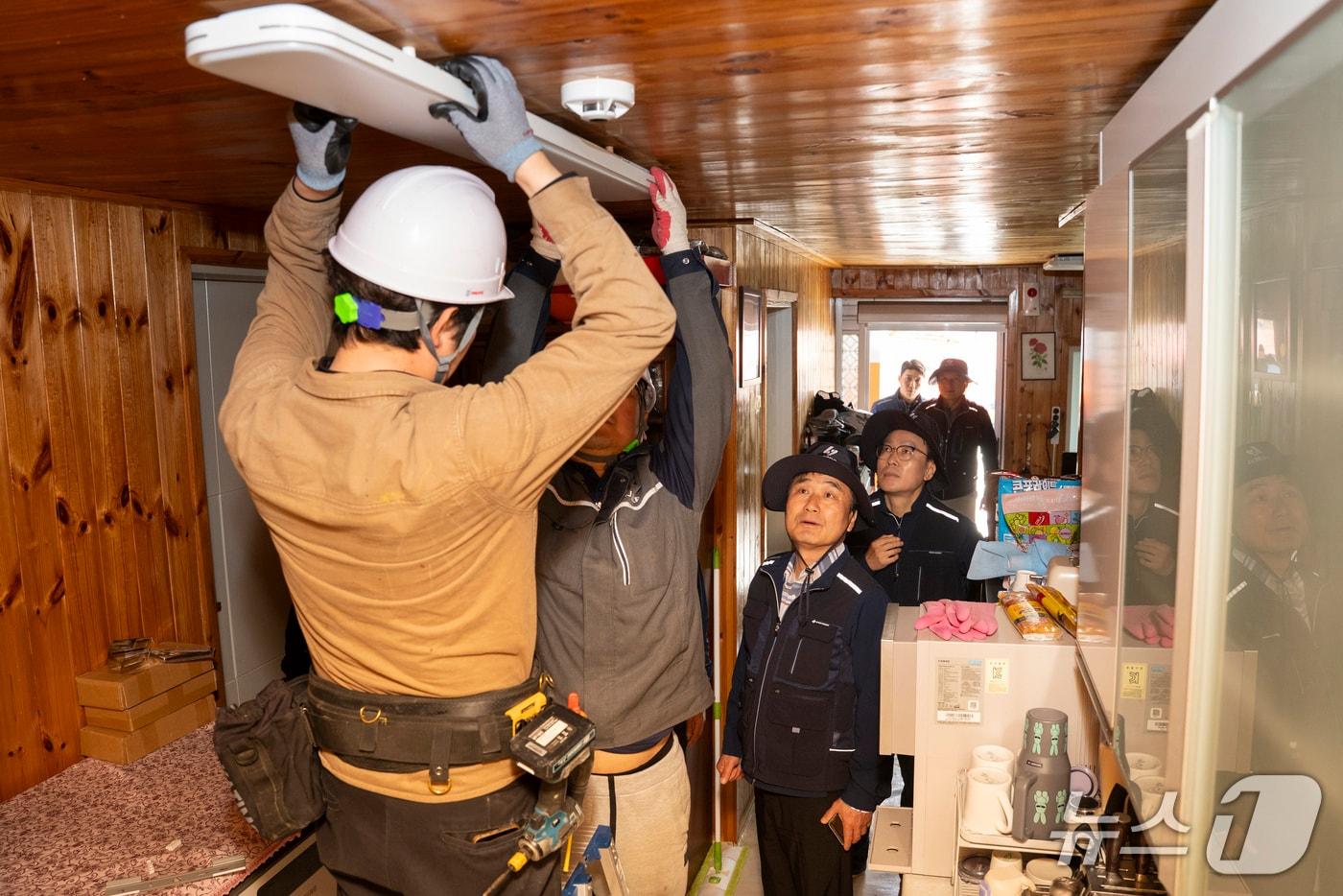 본문 이미지 - 한국전기안전공사는 도서지역 전기설비 안전점검 활동을 펼쳤다고 22일 밝혔다.(공사 제공. 재판매 및 DB금지)2026.4.22/뉴스1