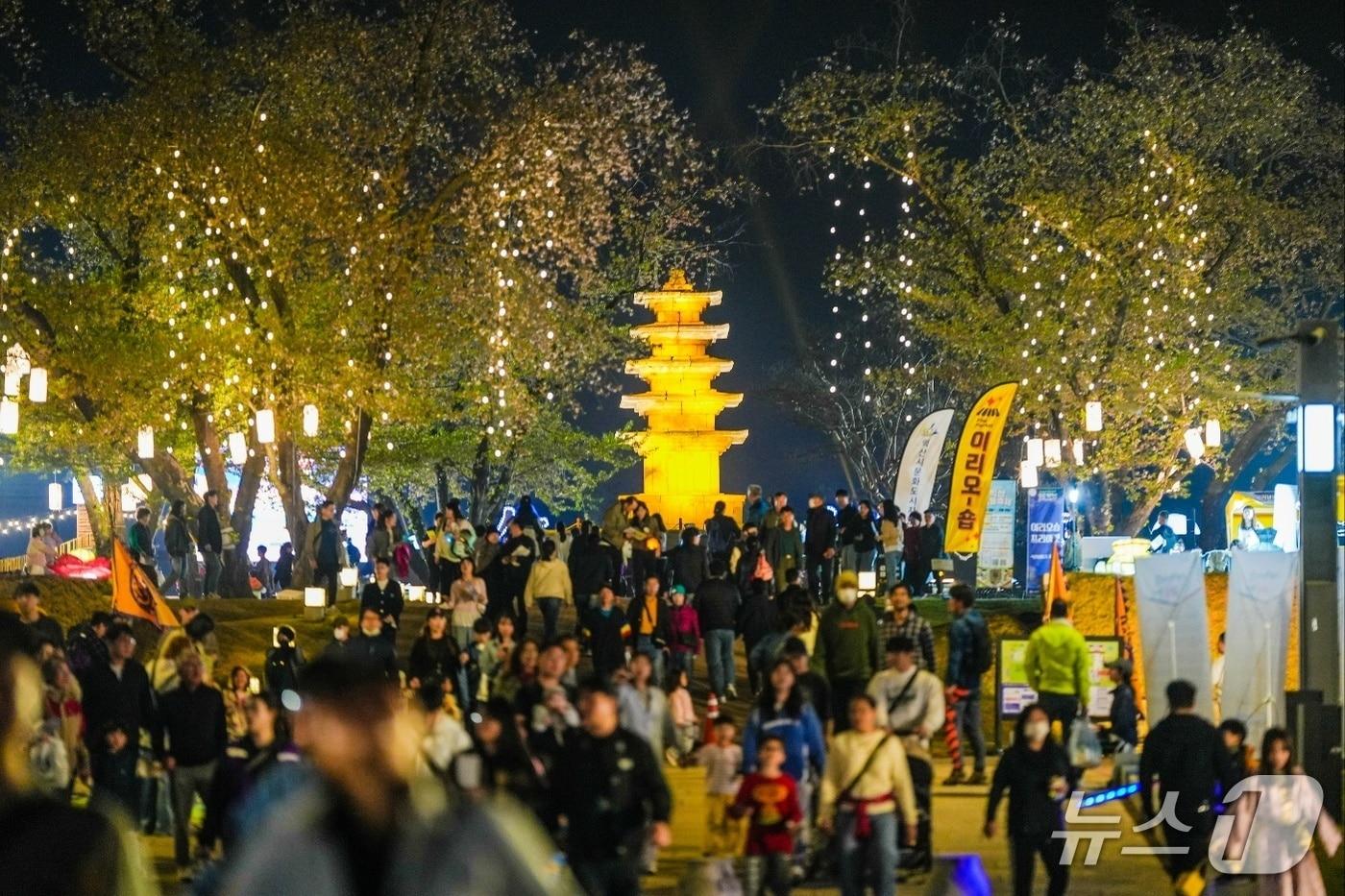 본문 이미지 - 지난해 익산 백제왕궁 일원에서 열린 '익산백제 국가유산 야행' 모습.(익산시 제공. 재판매 및 DB 금지)