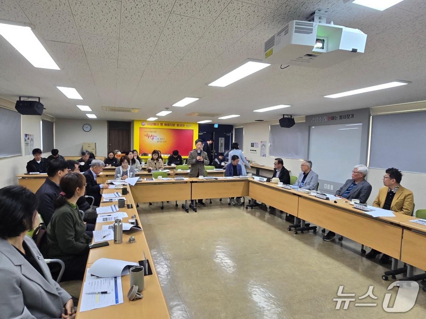 본문 이미지 - 이주현 '수원 독립운동의 길' 추진위원장이 21일 수원시자원봉사센터에서 열린 3차 회의에서 발언을 하고 있다.