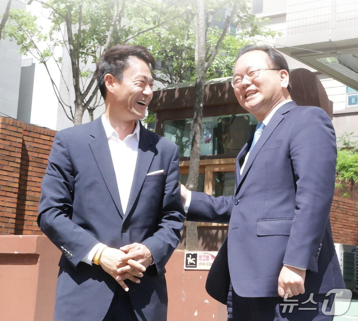 본문 이미지 - 박정권 민주당 대구 수성구청장 예비후보(왼쪽)는 22일 김부겸 예비후보의 1호 공약과 발맞춰 수성구를 글로벌 AI(인공지능) 산업의 거점으로 재편하는 'AI 신도시' 구상을 구체화했다고 밝혔다. (박정권 예비후보 측 제공. 재판매 및 DB 금지)/뉴스1