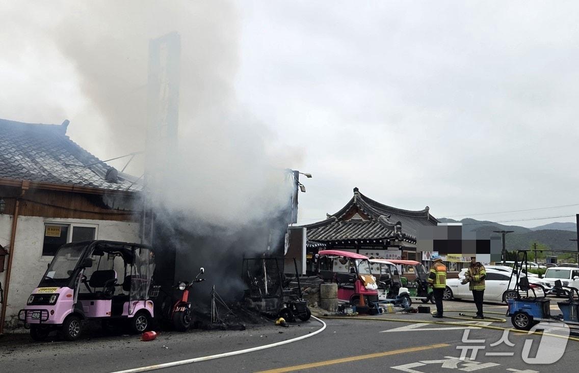 본문 이미지 - 22일 오후 1시 9분쯤 경북 경주시 황남동 황리단길의 전동차 대여 사무실에서 불이 나 소방대원들이 물을 뿌리고 있다.(경북소방본부 제공.재판매 및 DB 금지)2026.4.22/뉴스1