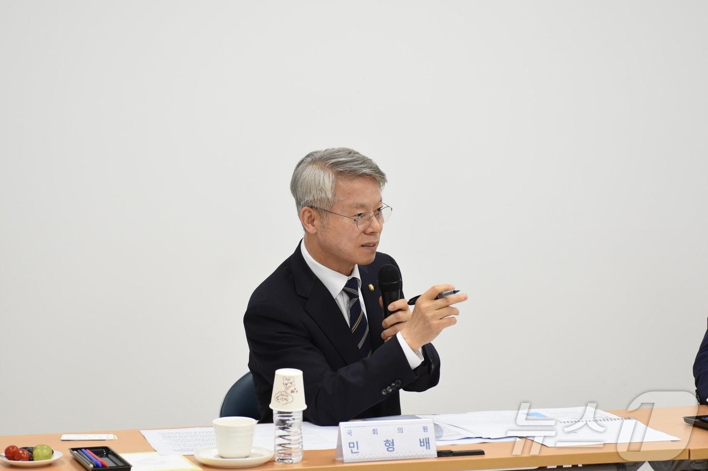 본문 이미지 - 민형배 더불어민주당 전남광주통합특별시장 후보가 22일 여수엑스포를 방문해  섬박람회 진행 상황에 대해 질문하고 있다. 2026.4.22 ⓒ 뉴스1 김성준 기자