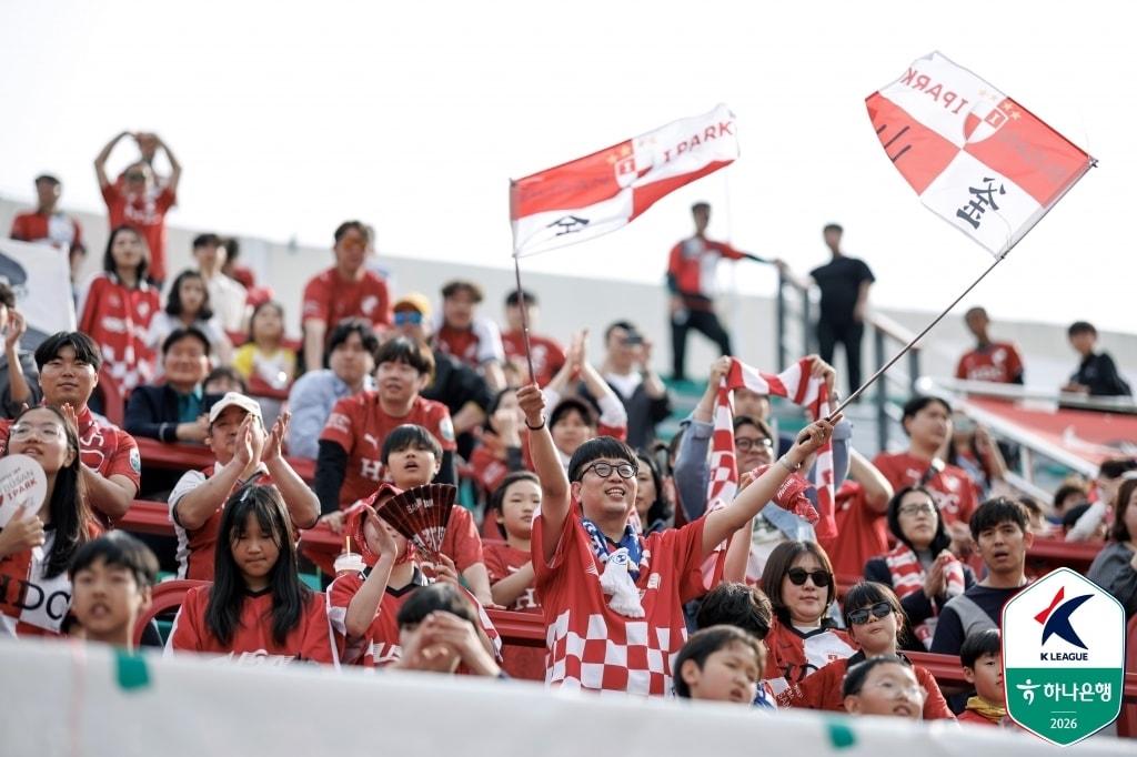 본문 이미지 - 부산 아이파크의 기세가 무섭다. 개막전 무승부 이후 7연승을 질주 중이다. (한국프로축구연맹 제공)
