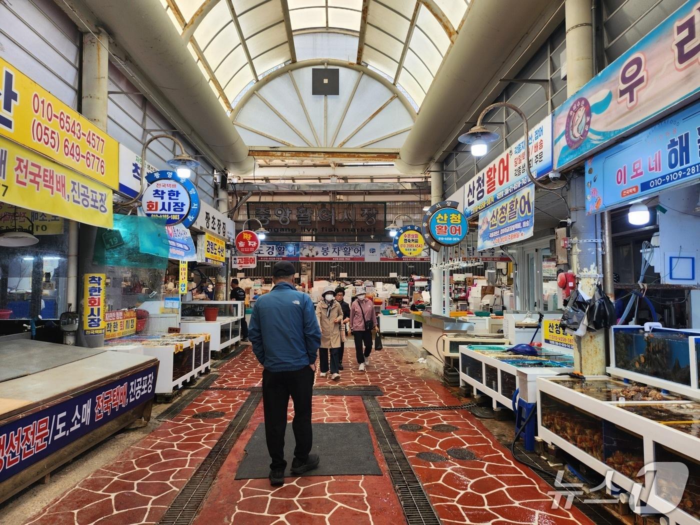 본문 이미지 - 22일 경남 통영 중앙시장에서 지역 주민들이 장을 보고 있는 모습. 26.04.22 ⓒ 뉴스1 장성희 기자