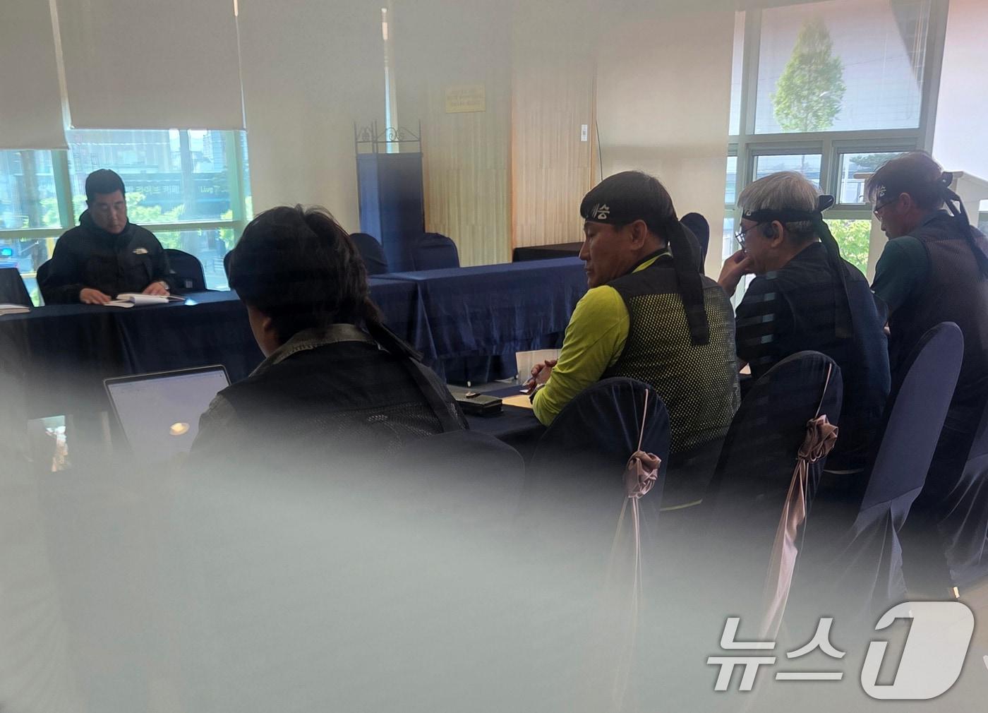 본문 이미지 - 처우개선과 직접 교섭을 놓고 충돌을 빚고 있는 화물연대와 BGF로지스가 22일 대전 동구 한 호텔에서 비공개 실무교섭 상견례를 진행하고 있다. 2026.4.22 ⓒ 뉴스1 김기태 기자