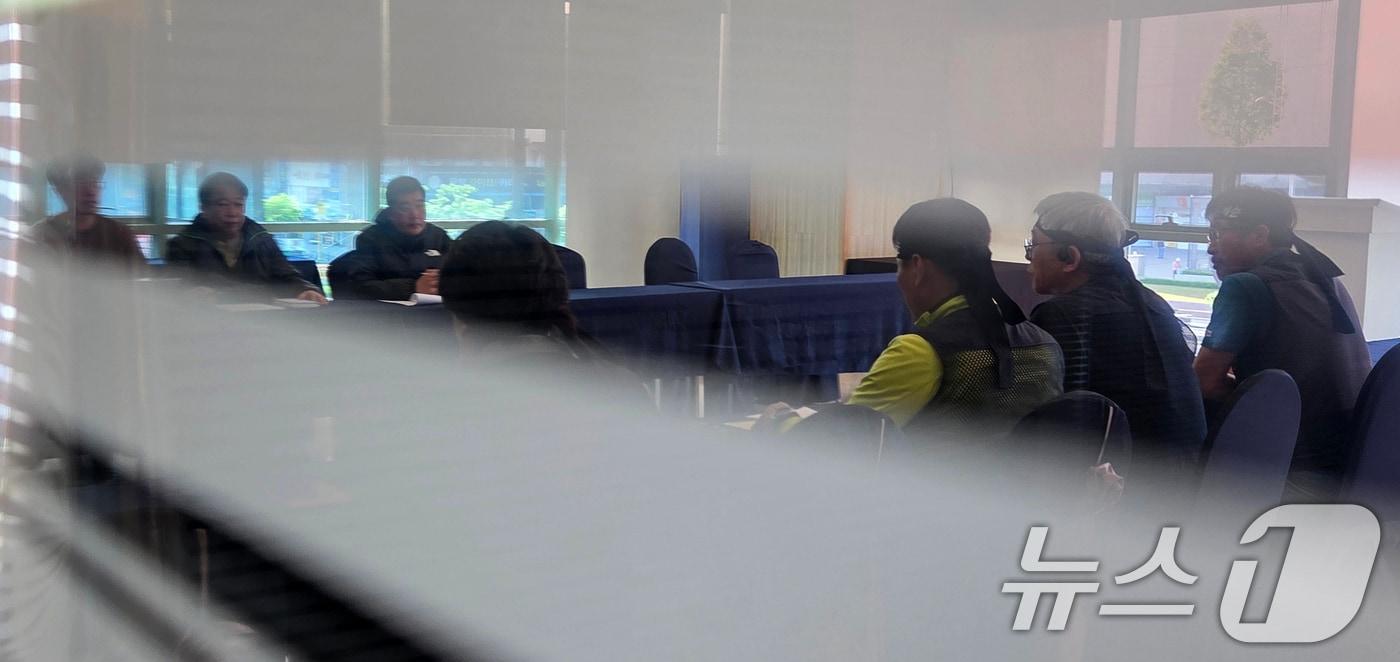 본문 이미지 - 처우개선과 직접 교섭을 놓고 충돌을 빚고 있는 화물연대와 BGF로지스가 22일 대전 동구 한 호텔에서 비공개 실무교섭 상견례를 진행하고 있다. 2026.4.22 ⓒ 뉴스1 김기태 기자