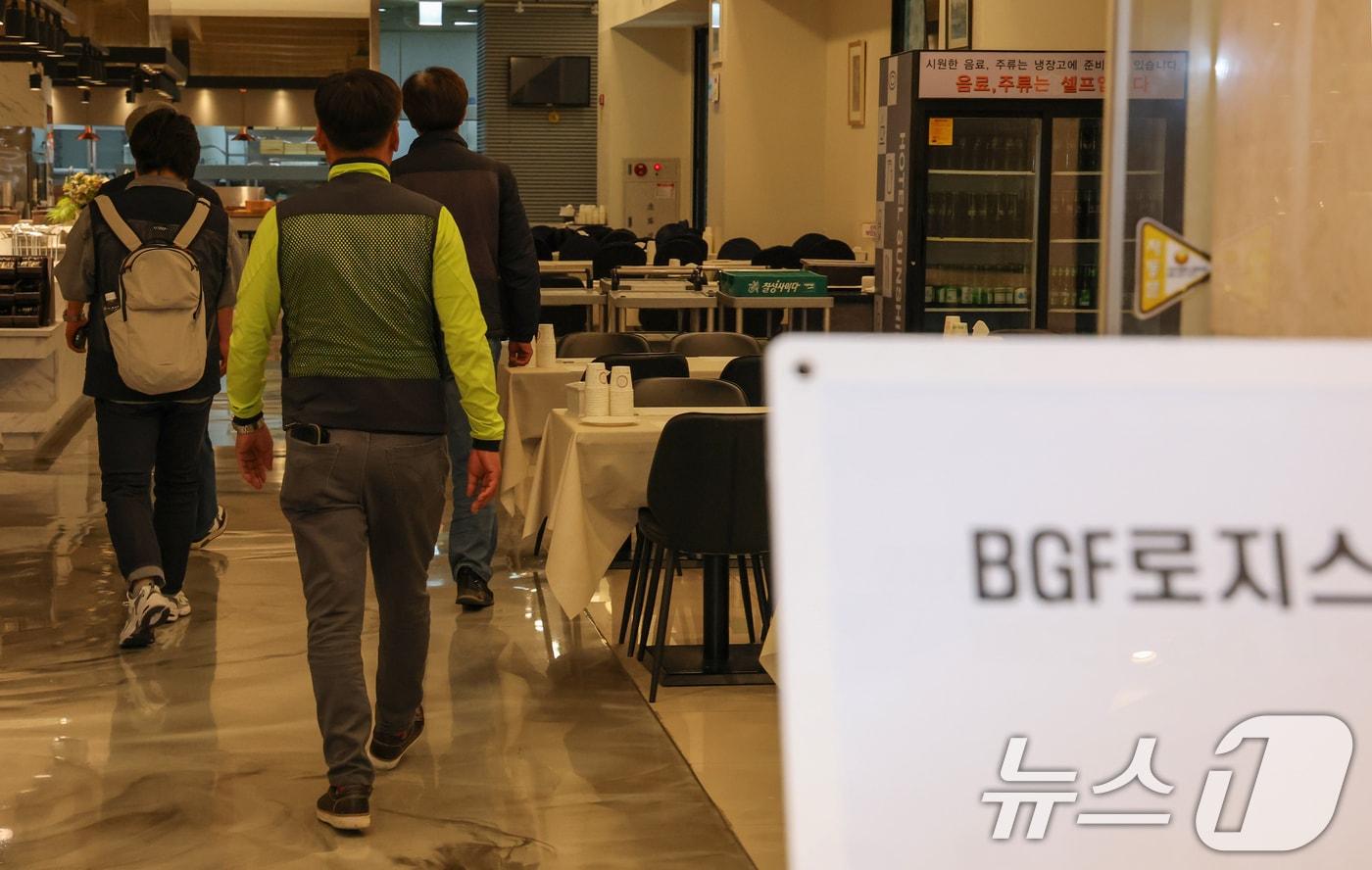 본문 이미지 - 처우개선과 직접 교섭을 놓고 충돌을 빚고 있는 화물연대와 BGF로지스가 22일 대전 동구 한 호텔에서 실무교섭 상견례를 진행했다. 화물연대 교섭위원들이 상견례 장소로 이동하고 있다. 2026.4.22 ⓒ 뉴스1 김기태 기자