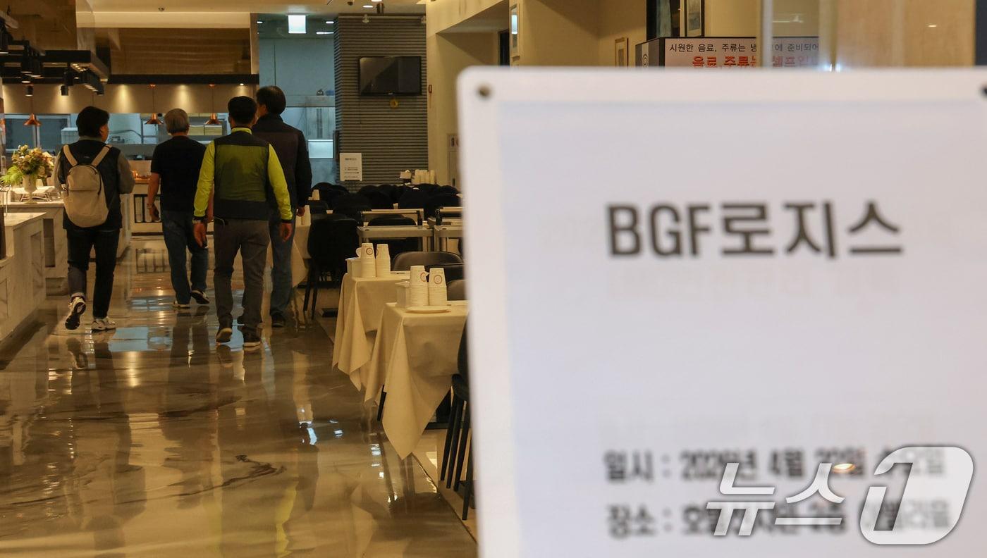 본문 이미지 - 처우개선과 직접 교섭을 놓고 충돌을 빚고 있는 화물연대와 BGF로지스가 22일 대전 동구 한 호텔에서 실무교섭 상견례를 진행했다. 화물연대 교섭위원들이 상견례 장소로 이동하고 있다. 2026.4.22 ⓒ 뉴스1 김기태 기자