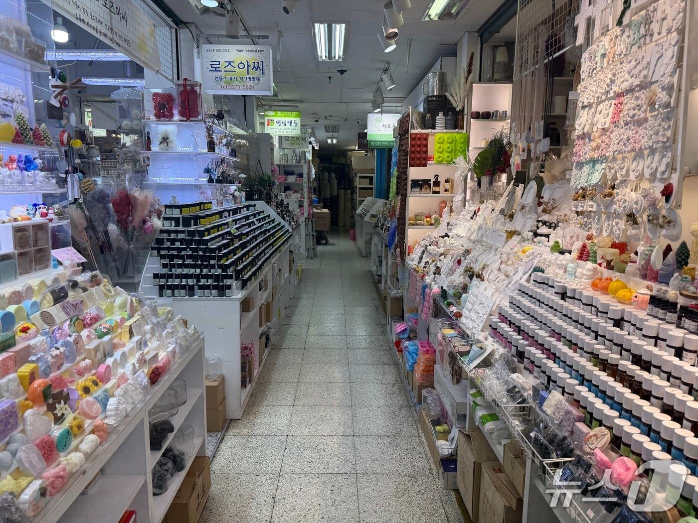 본문 이미지 - 방산시장 내 향료 상점 복도에는 오가는 손님 없이 적막감만 감돌았다. ⓒ 뉴스1 신민경 기자