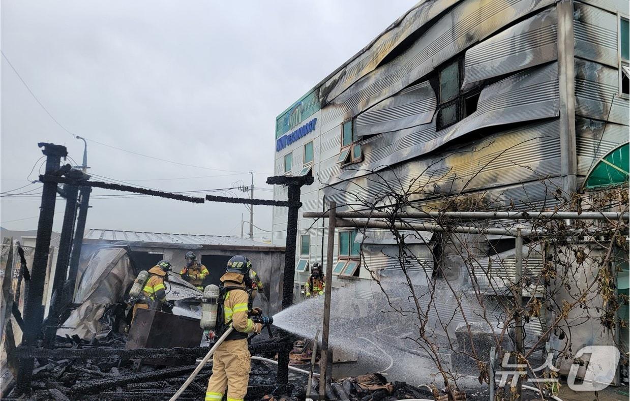 본문 이미지 - 22일 오전 8시 40분쯤 경북 구미시 산동읍의 한 방산업체에서 소방 대원들이 물을 뿌리고 있다.(경북소방본부 제공. 재판매 및 DB 금지)2026.4.22/뉴스1