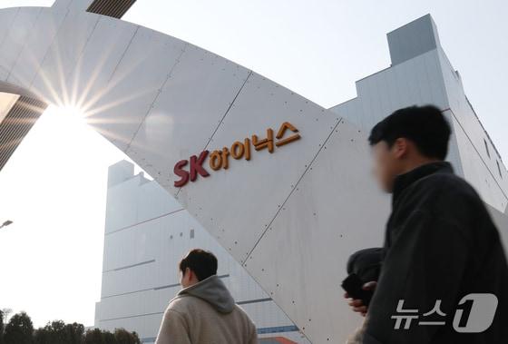 본문 이미지 - SK하이닉스 임직원들이 이천에 있는 본사로 출근하고 있다./뉴스1 김영운 기자