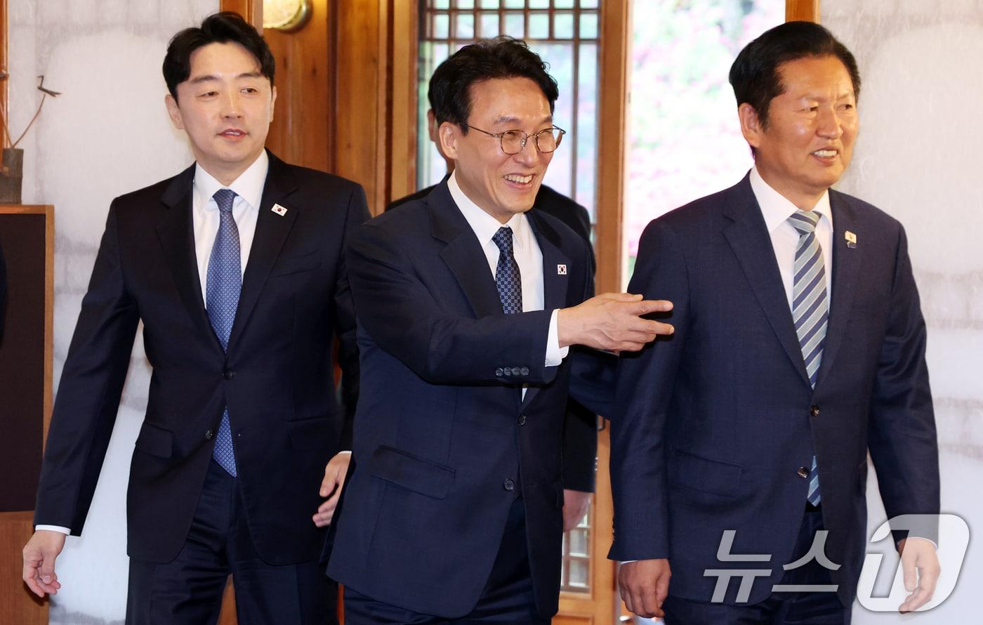 본문 이미지 - 김민석 국무총리, 정청래 더불어민주당 대표, 강훈식 대통령실 비서실장이 22일 서울 종로구 국무총리 공관에서 열린 제8차 고위당정협의회에 참석하고 있다. 이날 회의에서 참석자들은 중동전쟁에 따른 비상경제 5개 상황반 보고 및 논의와 추경 신속 집행관련 논의를 했다. 2026.4.22 ⓒ 뉴스1 김명섭 기자