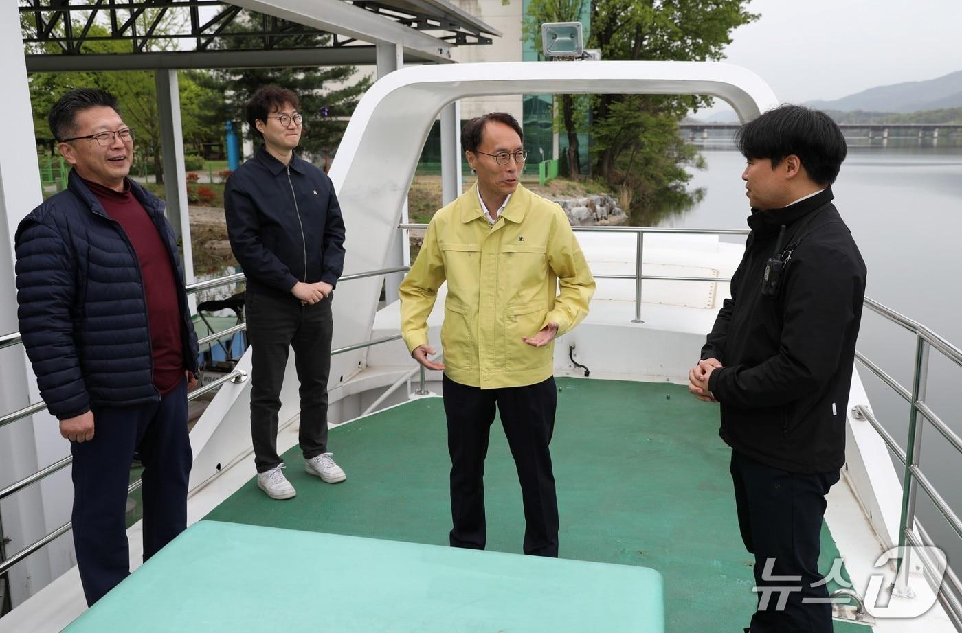 본문 이미지 - 이승환 청장이 22일 양평군 한강통합물환경센터 팔당호 생태학습선에서 안전관리 현황을 살펴보고 있다.(한강청 제공)