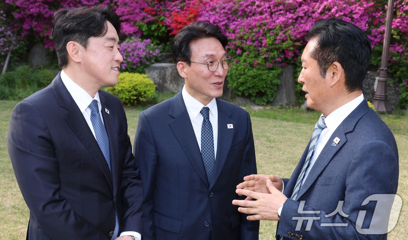 본문 이미지 - 김민석 국무총리, 정청래 더불어민주당 대표, 강훈식 대통령실 비서실장이 22일 서울 종로구 국무총리 공관에서 열린 제8차 고위당정협의회에서 대화를 하고 있다. 이날 회의에서 참석자들은 중동전쟁에 따른 비상경제 5개 상황반 보고 및 논의와 추경 신속 집행관련 논의를 했다. 2026.4.22 ⓒ 뉴스1 김명섭 기자
