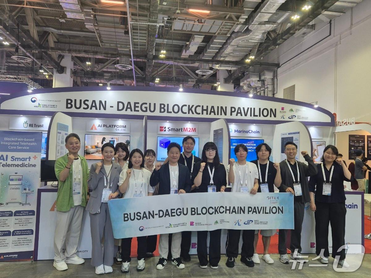 본문 이미지 - '자이텍스 아시아' 참가 기업 관계자들이 단체 기념사진을 찍고 있다.(부산테크노파크 제공. 재판매 및 DB금지)