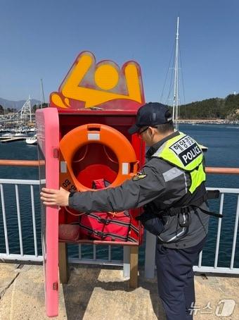 본문 이미지 - 연안사고 위험구역에서 안전 점검을 하고 있는 속초해경.(속초해경 제공, 재판매 및 DB 금지)