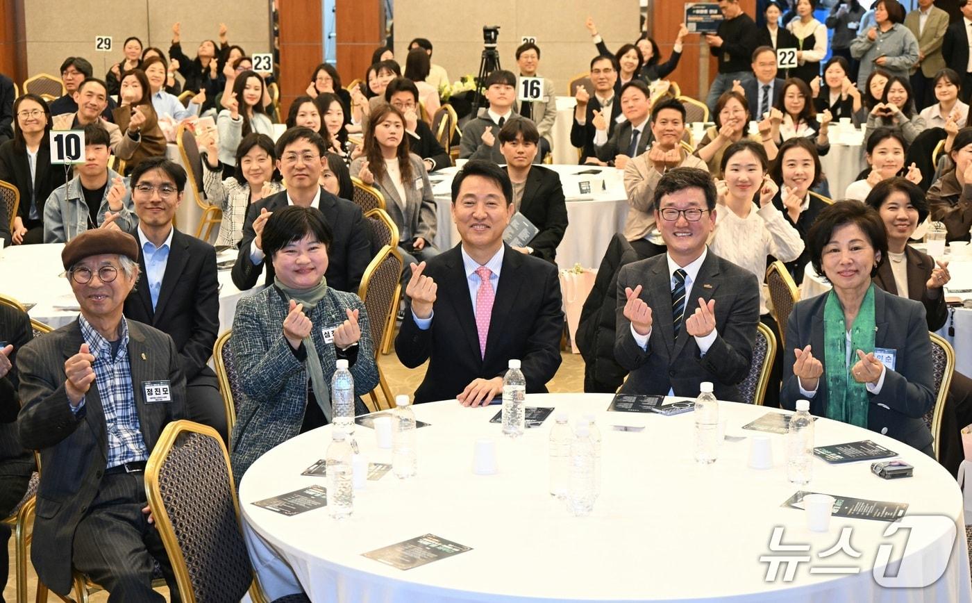 본문 이미지 - 오세훈 서울시장이 22일 용산구 백범김구기념관에서 열린 '서울시사회복지사협회 창립 40주년 기념행사'에서 기념사진을 촬영하고 있다.(서울시 제공)