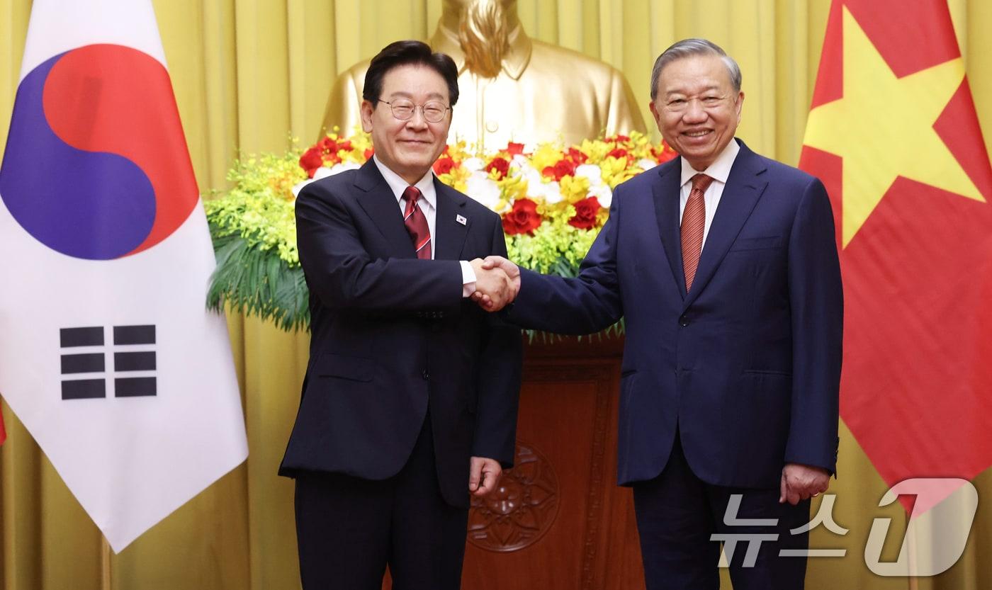 본문 이미지 - 이재명 대통령과 또 럼 베트남 당서기장이 22일(현지시간) 하노이 주석궁에서 정상회담에 앞서 기념촬영을 하고 있다. 2026.4.22 ⓒ 뉴스1 이재명 기자