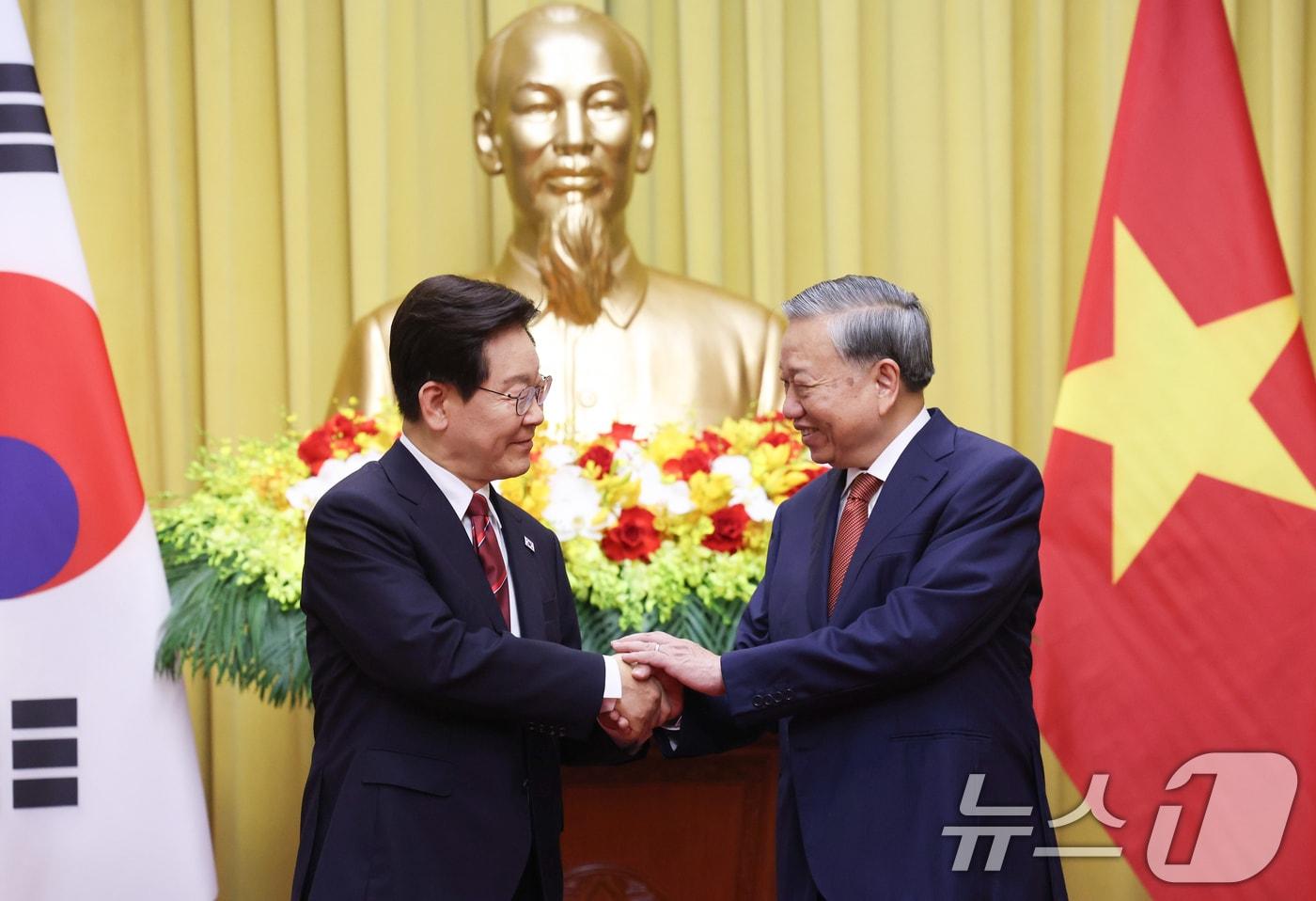 본문 이미지 - 이재명 대통령과 또 럼 베트남 당서기장이 22일(현지시간) 하노이 주석궁에서 정상회담에 앞서 기념촬영을 하고 있다. 2026.4.22 ⓒ 뉴스1 이재명 기자