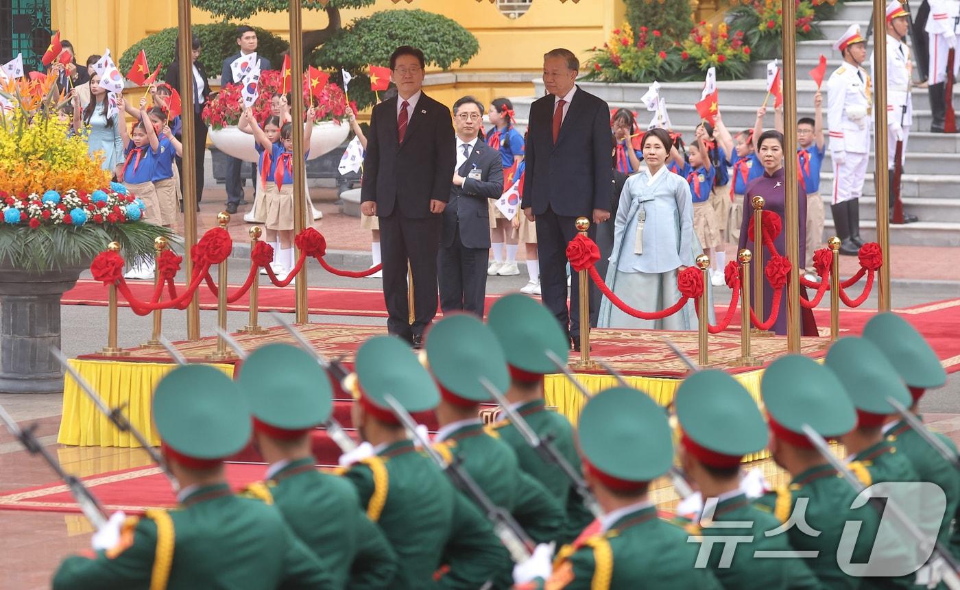 본문 이미지 - 이재명 대통령과 또 럼 베트남 당서기장이 22일(현지시간) 하노이 주석궁 대정원에서 국빈 방문 공식환영식을 하고 있다. 2026.4.22 ⓒ 뉴스1 이재명 기자