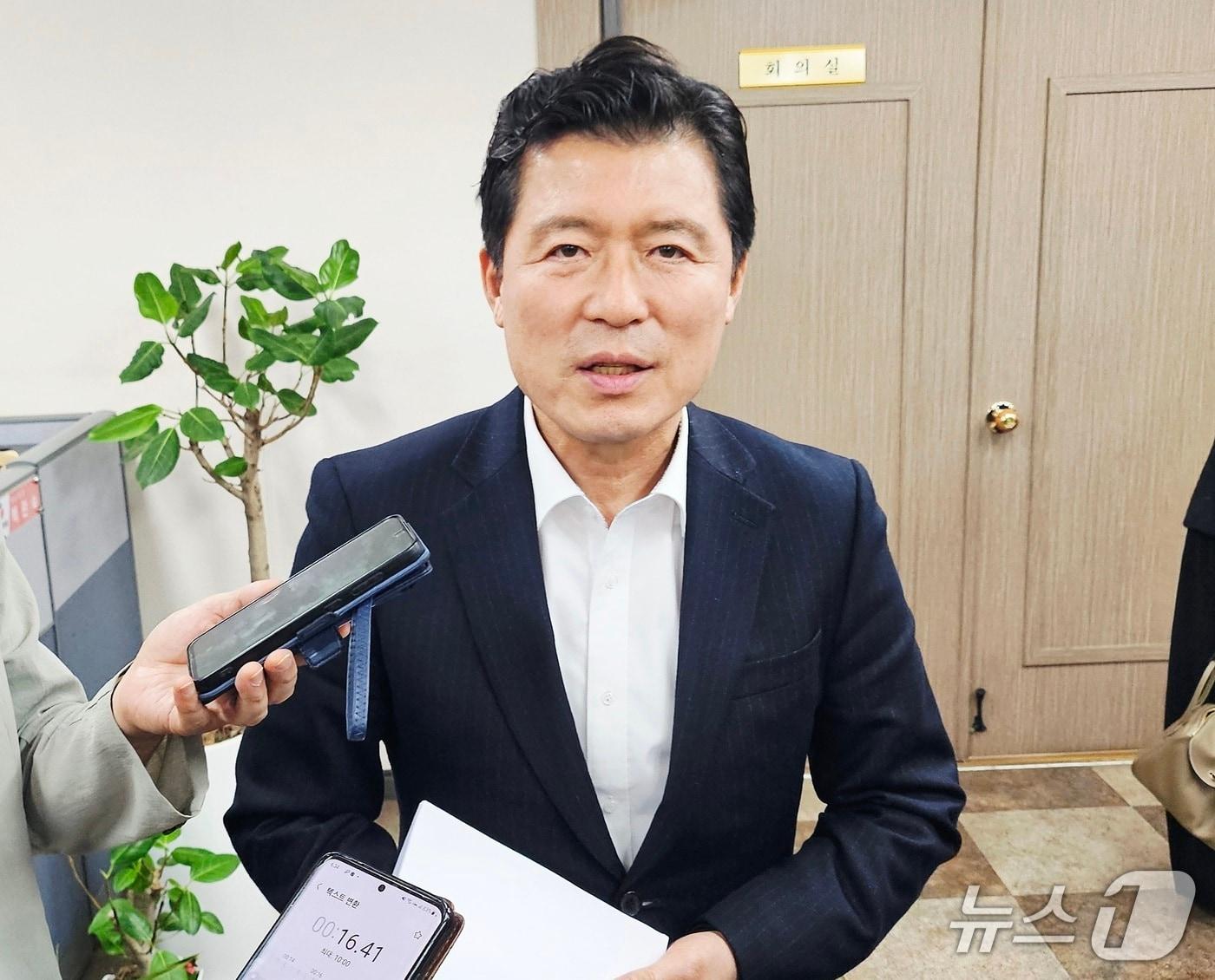 본문 이미지 - 구자근 국민의힘 경북도당 공천관리위원장이 22일 공관위 12차 회의를 마친 뒤 취재진 질문에 답하고 있다. 2026.4.22/뉴스1 남승렬 기자