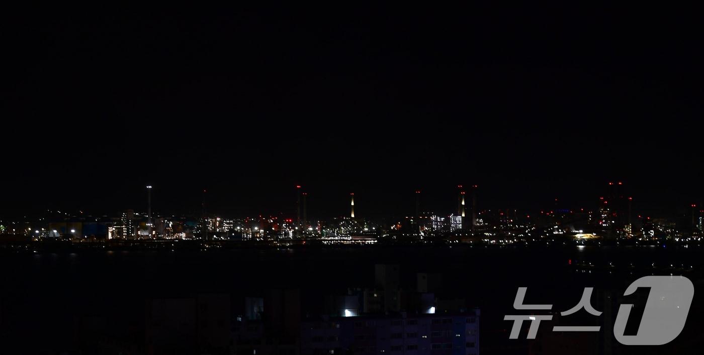 본문 이미지 - 22일 포스코 포항제철소가 지구의 날을 맞아 오후 8시부터 10분간 경관 조명을 모두 소등했다. 2026.4.22 ⓒ 뉴스1 최창호 기자