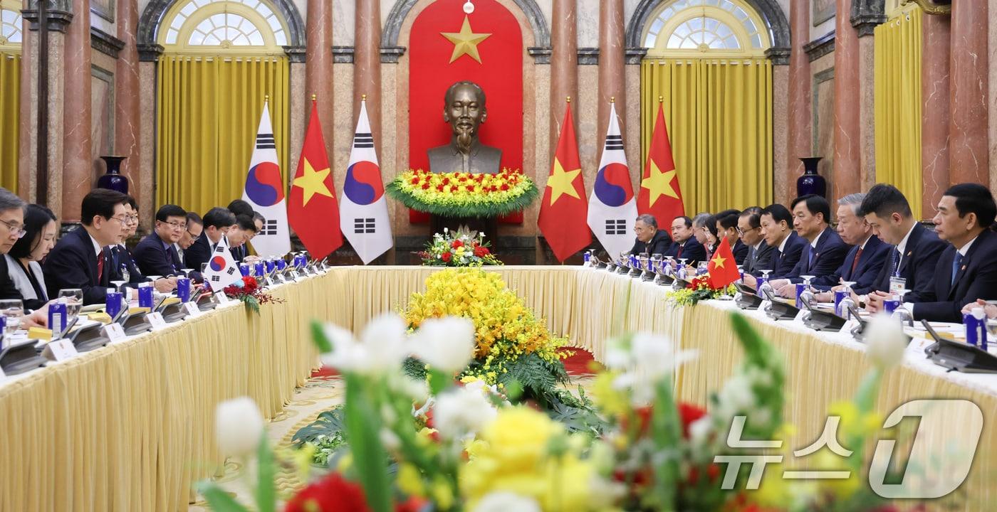 본문 이미지 - 이재명 대통령이 22일(현지시간) 하노이 주석궁에서 열린 한-베트남 정상회담에서 발언하고 있다. 2026.4.22 ⓒ 뉴스1 이재명 기자