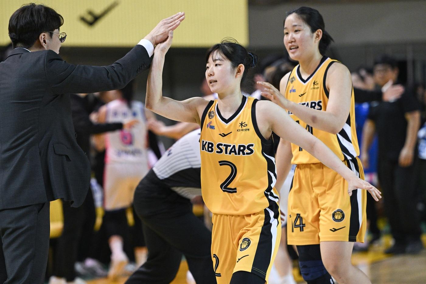 본문 이미지 - 청주 KB스타즈의 허예은(가운데). (WKBL 제공)