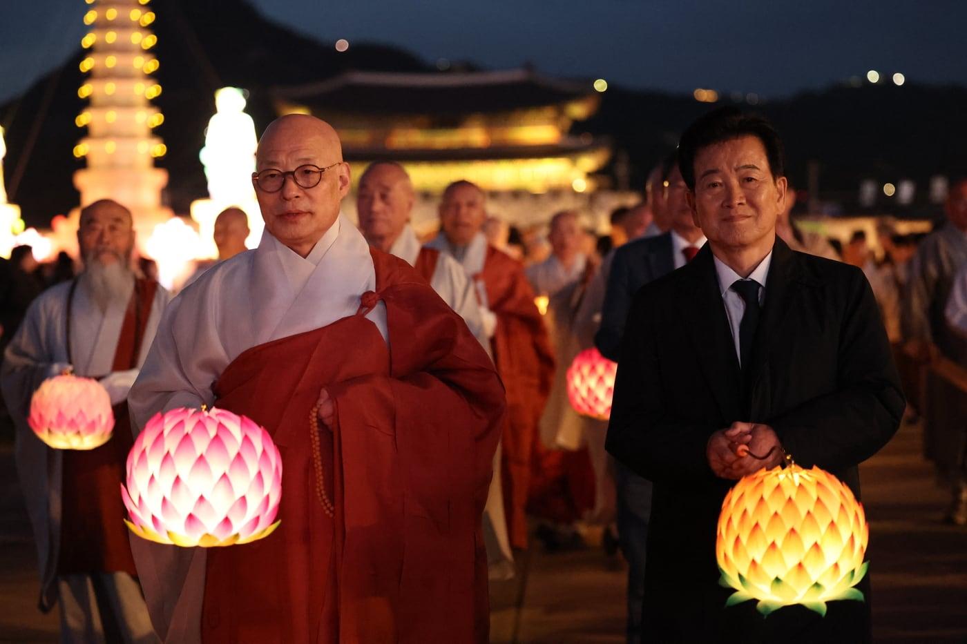 본문 이미지 - 22일 서울 광화문광장에서 열린 '평화와 화합의 보현사 탑등 점등식. (통일부 제공)'