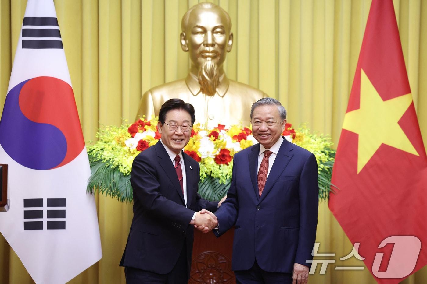 본문 이미지 - 이재명 대통령과 또 럼 베트남 당 서기장 겸 국가주석이 22일(현지시간) 하노이 주석궁에서 열린 공동언론발표를 마친 후 악수하고 있다. 2026.4.22 ⓒ 뉴스1 이재명 기자