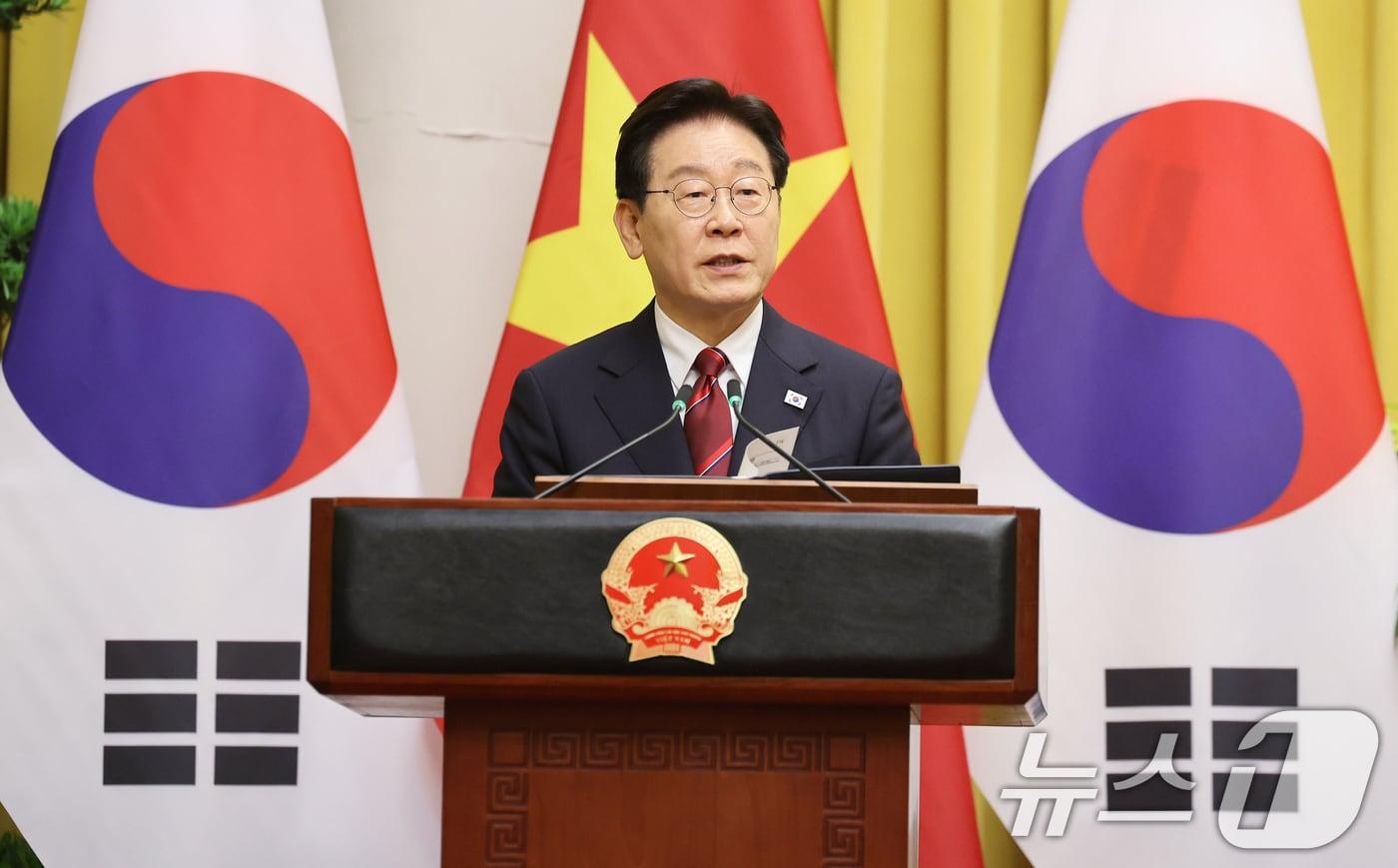 본문 이미지 - 이재명 대통령이 22일(현지시간) 하노이 주석궁에서 열린 한-베트남 공동언론발표에서 발언을 하고 있다. 2026.4.22 ⓒ 뉴스1 이재명 기자
